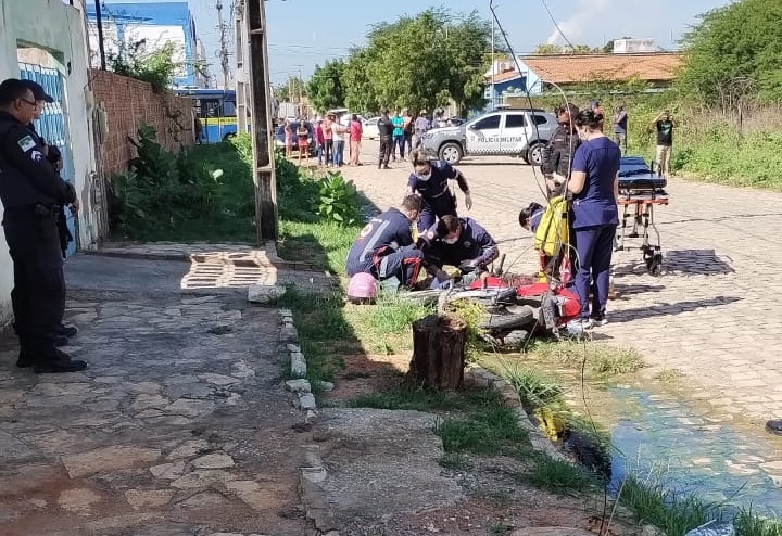 Homem Sofre Atentado A Tiros Enquanto Pilotava Sua Moto No Bairro Bom