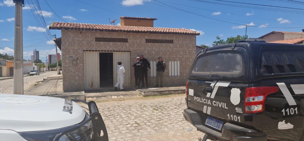 Homem De Anos Encontrado Morto Dentro De Casa Na Alameda Dos