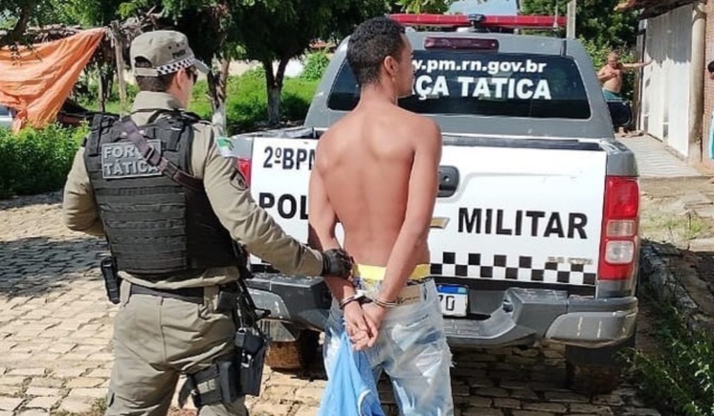 Homem com mandado de prisão por triplo homicidio é capturado pela Força Tática do 2º Batalhão em