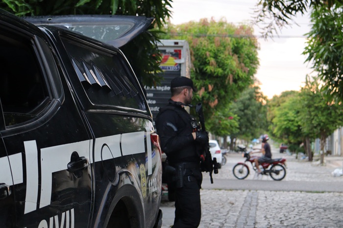 Policial civil investigada por suspeita de envolvimento com facção criminosa é afastada do cargo
