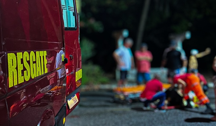 Bombeiros do RN atendem vítima de acidente de moto em pista molhada no Bairro Rincão em Mossoró