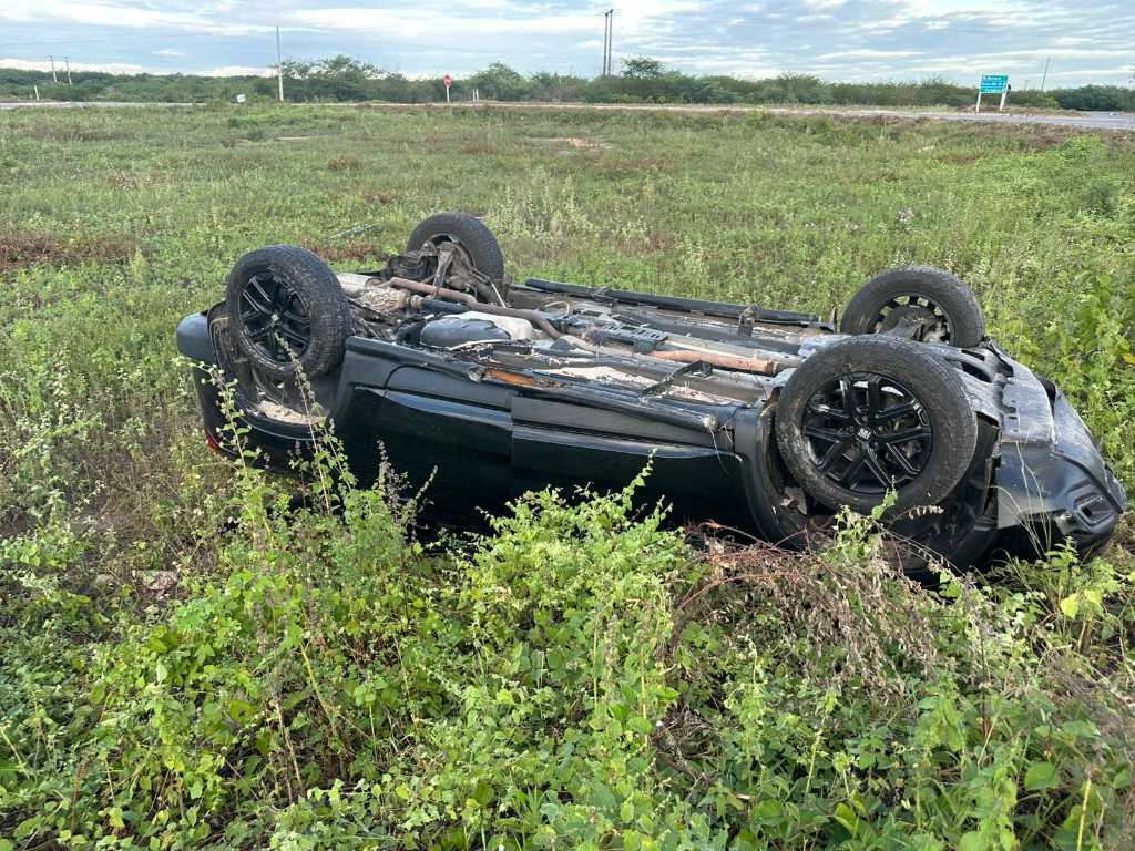 Motorista perde controle do volante e capota veículo na rotatória da BR 304 com a RN 013 em Mossoró