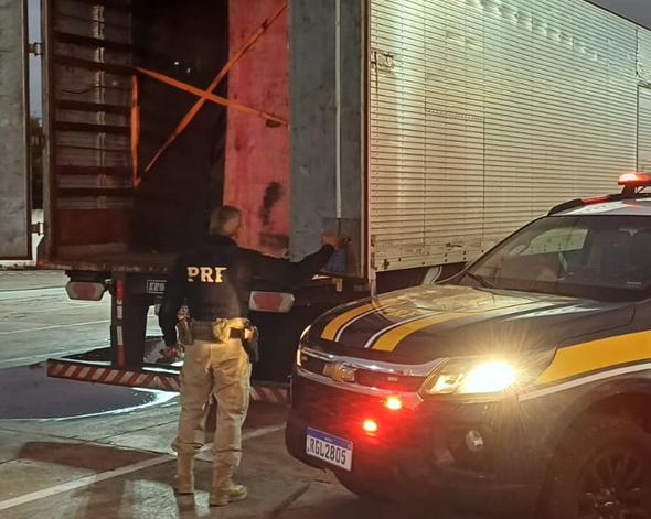 PRF apreende R$ 15 milhões em mercadorias irregulares na BR-304 no RN