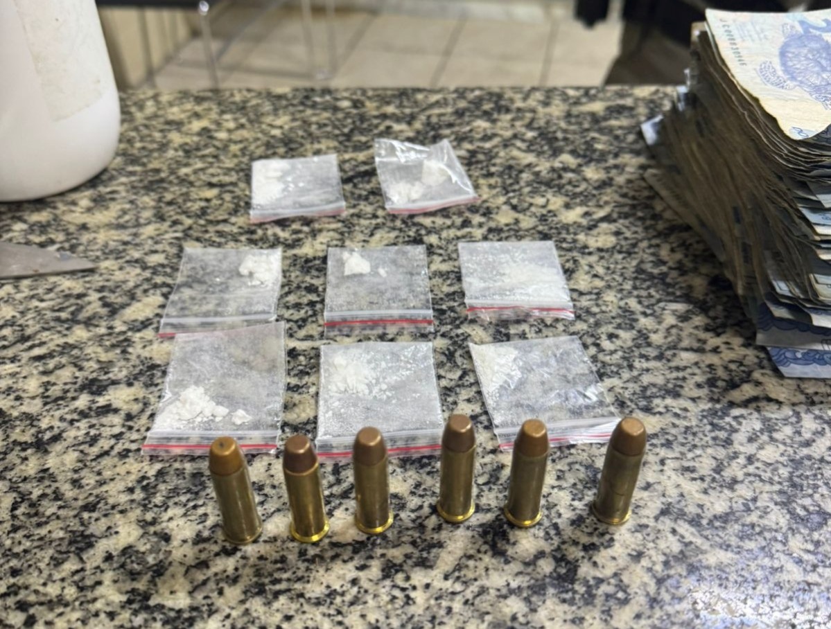 Mulher presa com drogas, munições e dinheiro fracionado em Mossoró, é solta após audiência de custódia
