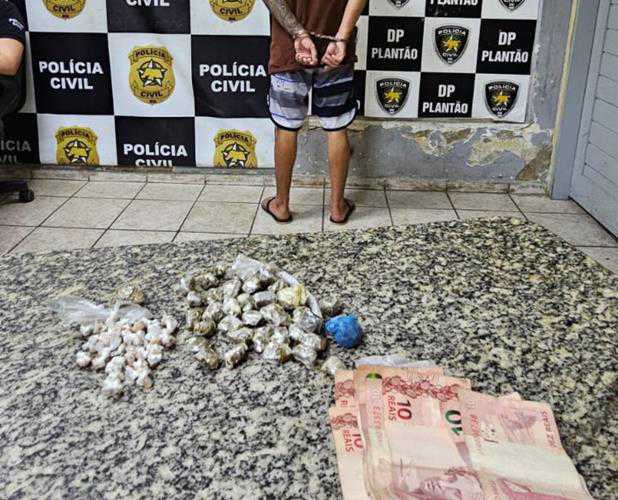 Suspeito de envolvimento com o tráfico de drogas é preso pela PM em Areia Branca