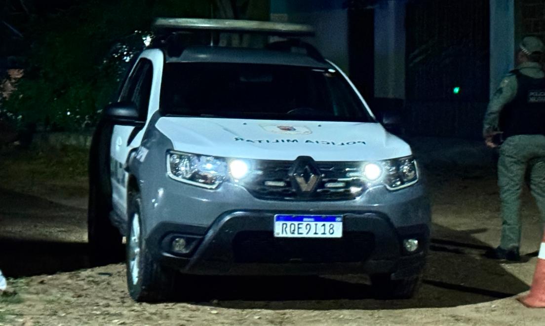Criminosos invadem casa durante a madrugada e atiram contra jovem em Tibau