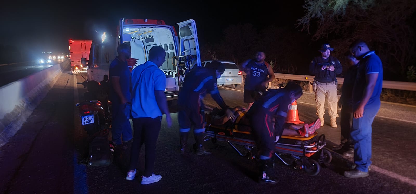 Mulher fica ferida após ser colhida por caminhão baú na BR 304 em Mossoró