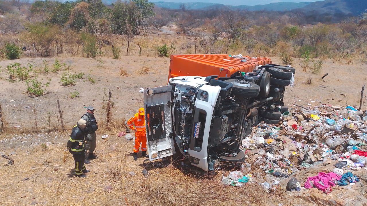 Bombeiros do RN atendem grave acidente com caminhão na BR-405, em São Francisco do Oeste
