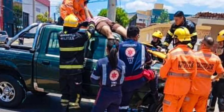 Motociclista fica ferido ao colidir moto com carro no Aeroporto