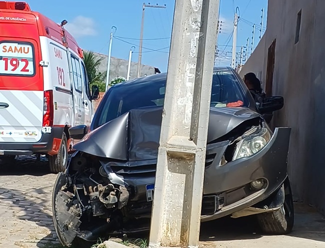 Condutor passa mal enquanto levava o filho à UPA e morre após colidir em poste no Santa Delmira, em Mossoró