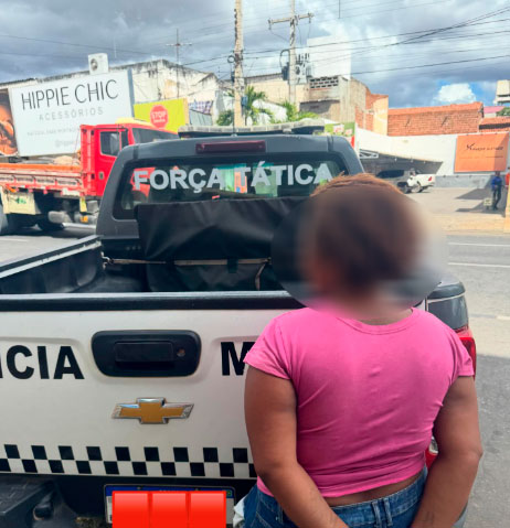 Mulher é presa ao ser flagrada tentando desbloquear celular roubado