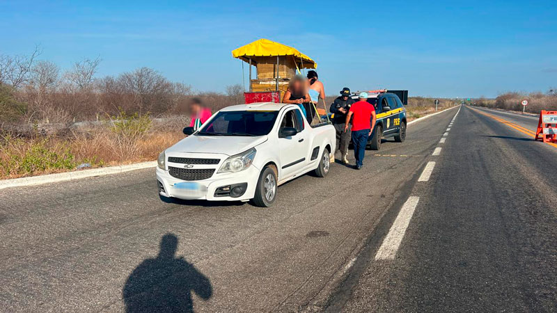 PRF flagra transporte ilegal de passageiras na BR 304 em Mossoró