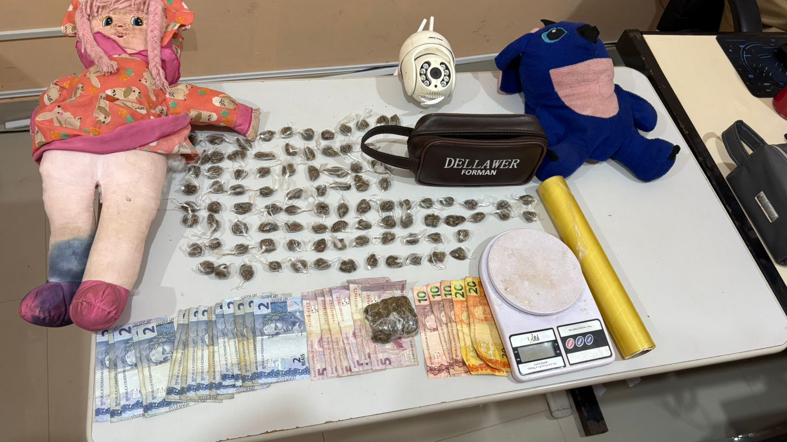 Polícia Militar prende suspeito de tráfico e apreende drogas em bonecas de pelúcia em Areia Branca