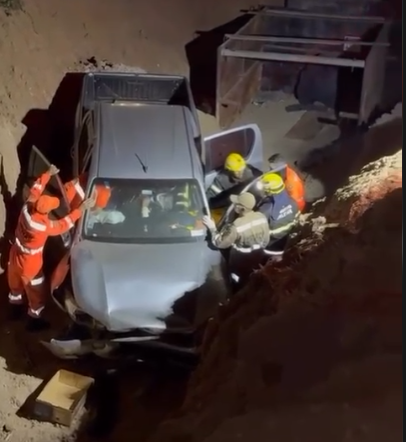 Corpo de Bombeiros resgata condutor após veículo cair em buraco de obra em Mossoró