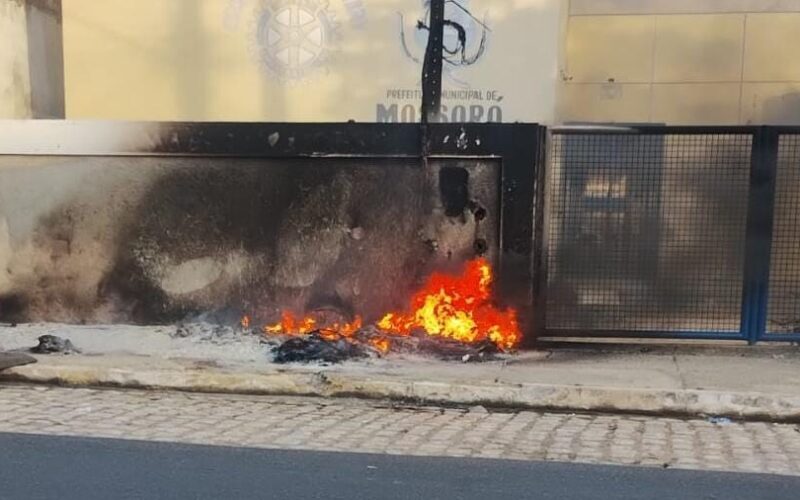 Bombeiros combatem incêndio supostamente criminoso em escola de Mossoró