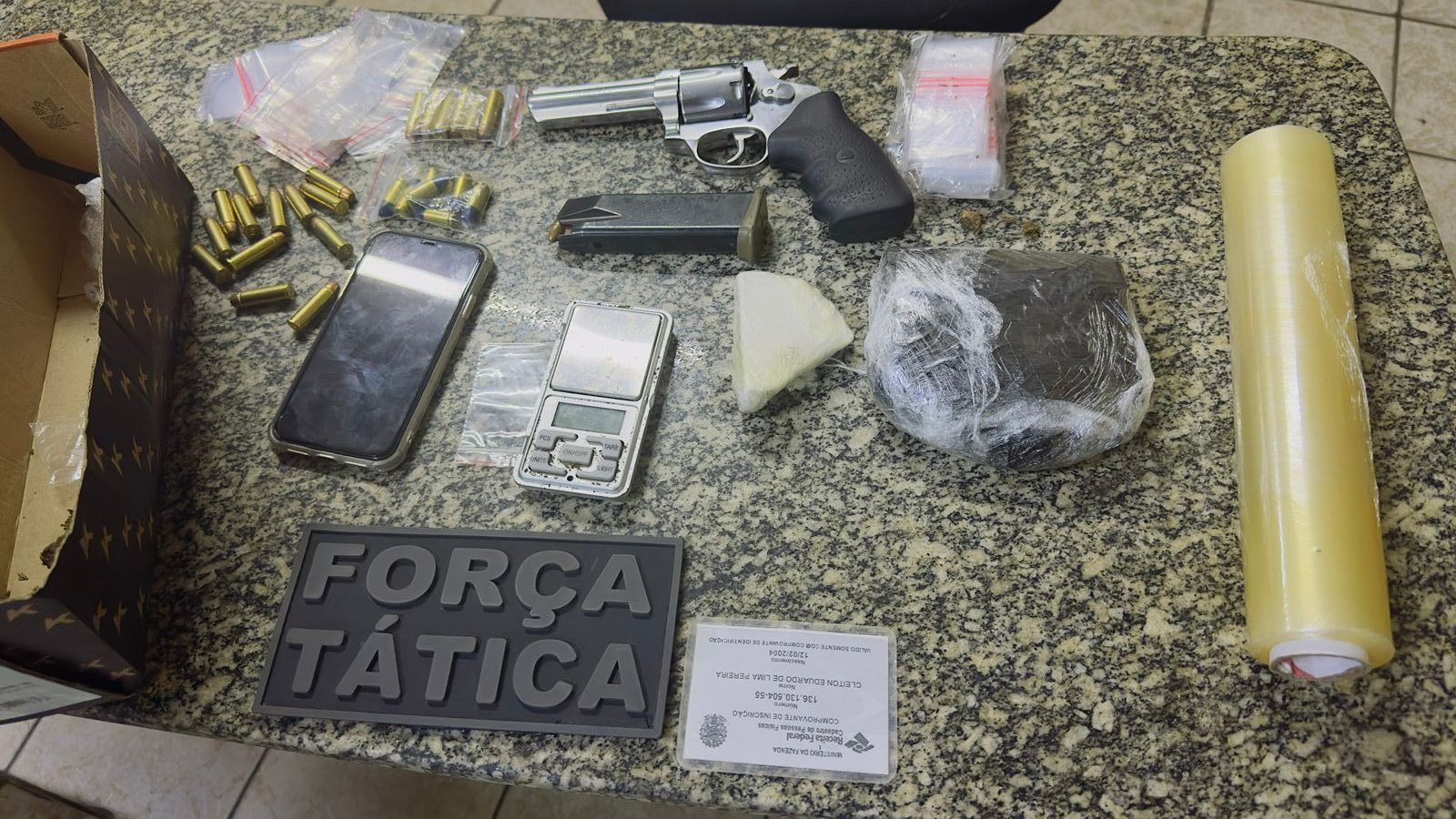 Polícia Militar apreende drogas, arma de fogo, munições e prende suspeito de tráfico no Abolição V
