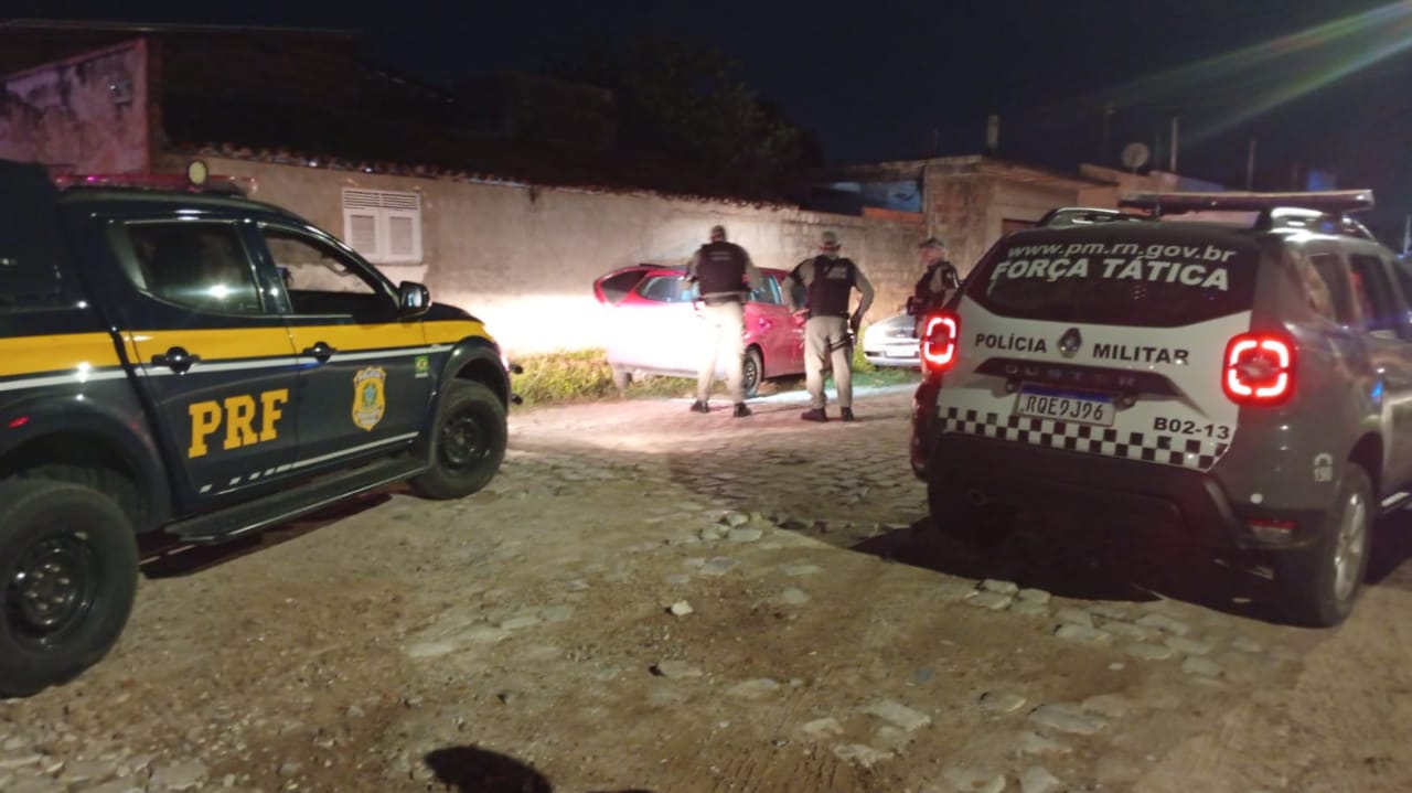 PRF e PM recuperam carro roubado e apreendem munições, após perseguição na BR-304 em Mossoró