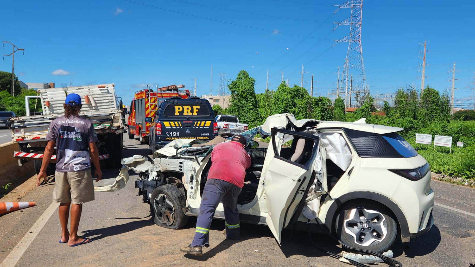 Motorista por aplicativo fica gravemente ferido após colidir veículo contra caminhão na BR 304 em Mossoró