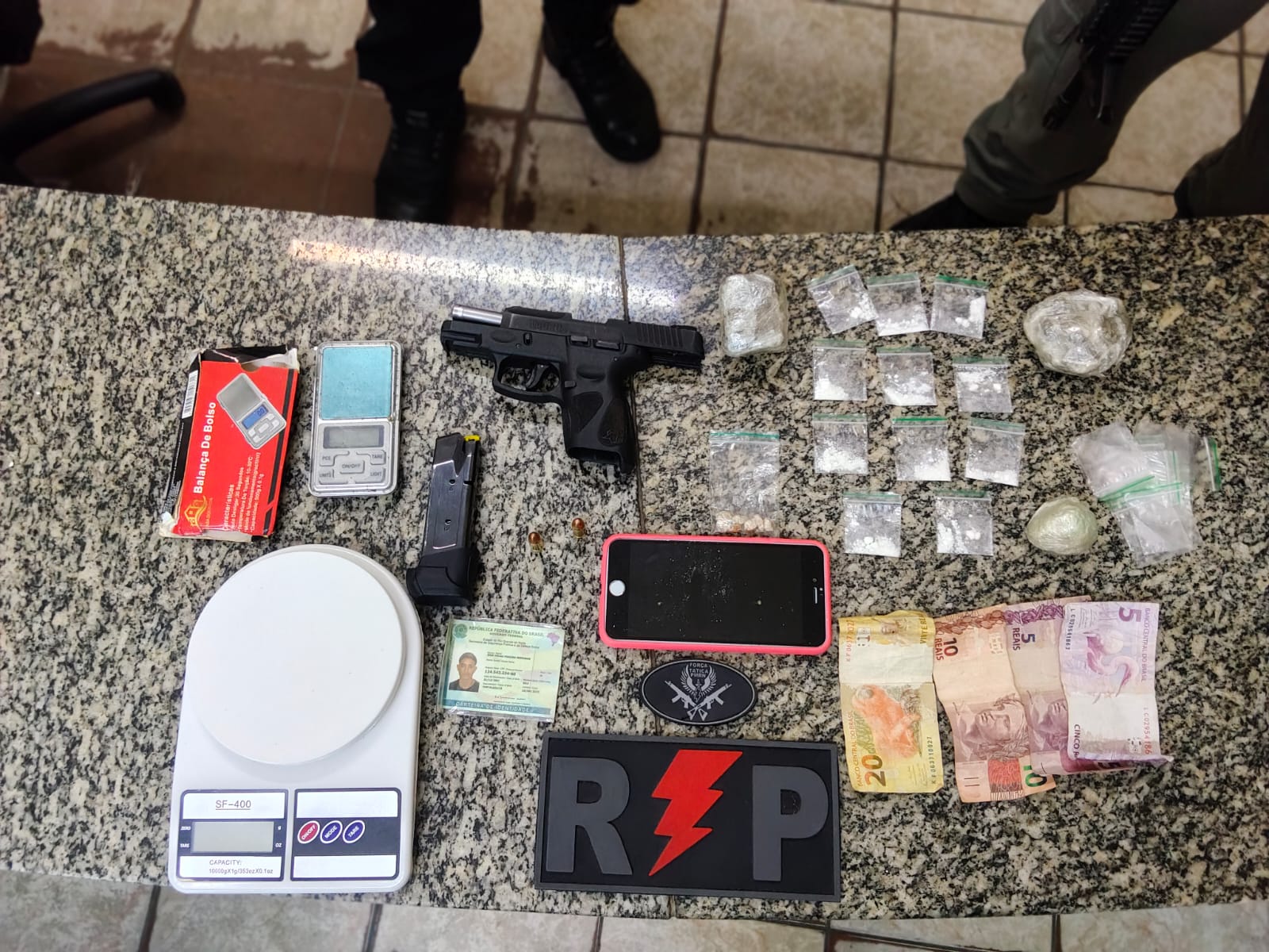 PM prende homem por posse de drogas e arma de fogo de uso restrito no Alto da Pelonha em Mossoró