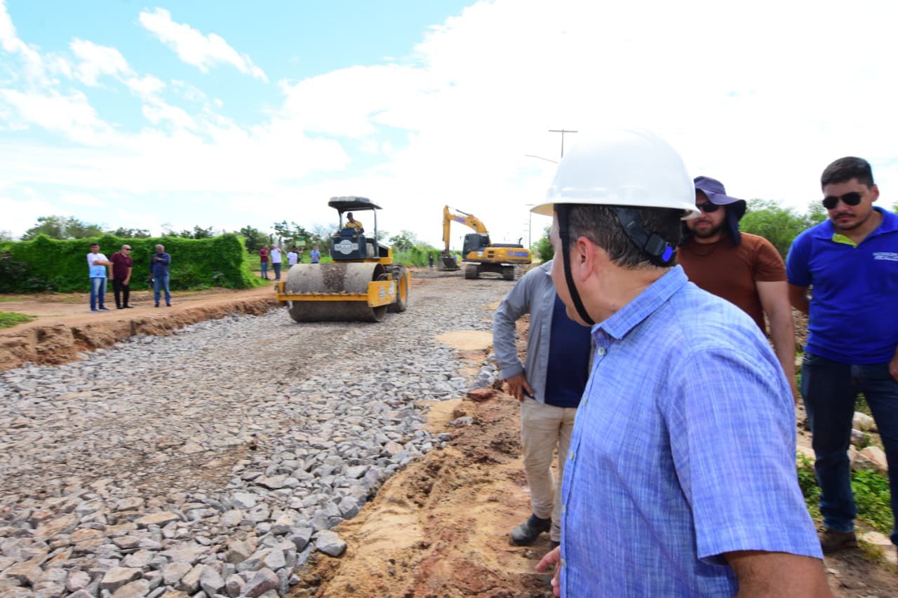 Prefeito Marcos acompanha obras de drenagem e pavimentação nas Barrocas