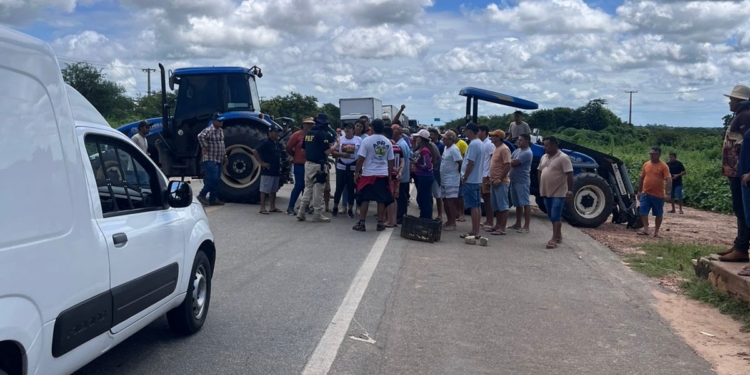 Manifestantes interditam BR-304 na região da Maísa em Mossoró e cobram conclusão da Estrada do Melão
