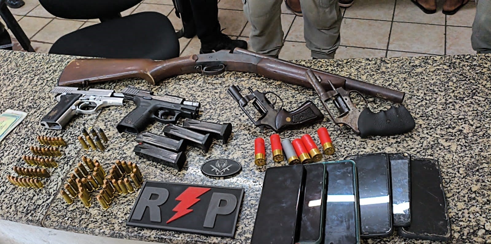 Três pessoas presas e arsenal apreendido durante operação do 12º Batalhão de Polícia Militar