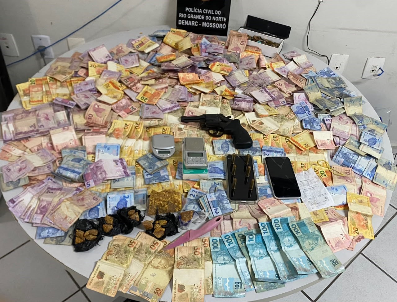 Polícia Civil prende homem com drogas, arma e mais de R$ 6 mil reais em Mossoró