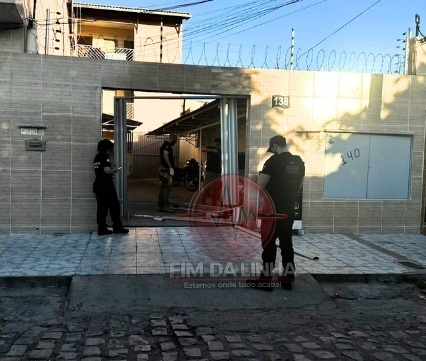 Mulher é vítima de atentado a tiros e escapa da morte ao se esconder atrás de geladeira no Bairro Boa Vista